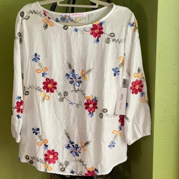 Ana & Rose Tops - 💖Ana & Rose white blouse with embroidered flowers